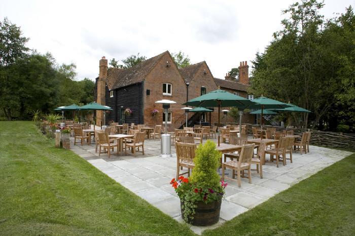 Bartons Mill Pub And Dining Hotel Бейсингсток Екстериор снимка